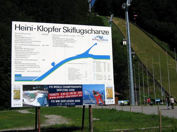 Heini-Klopfer Skiflugschanze mit Tafel